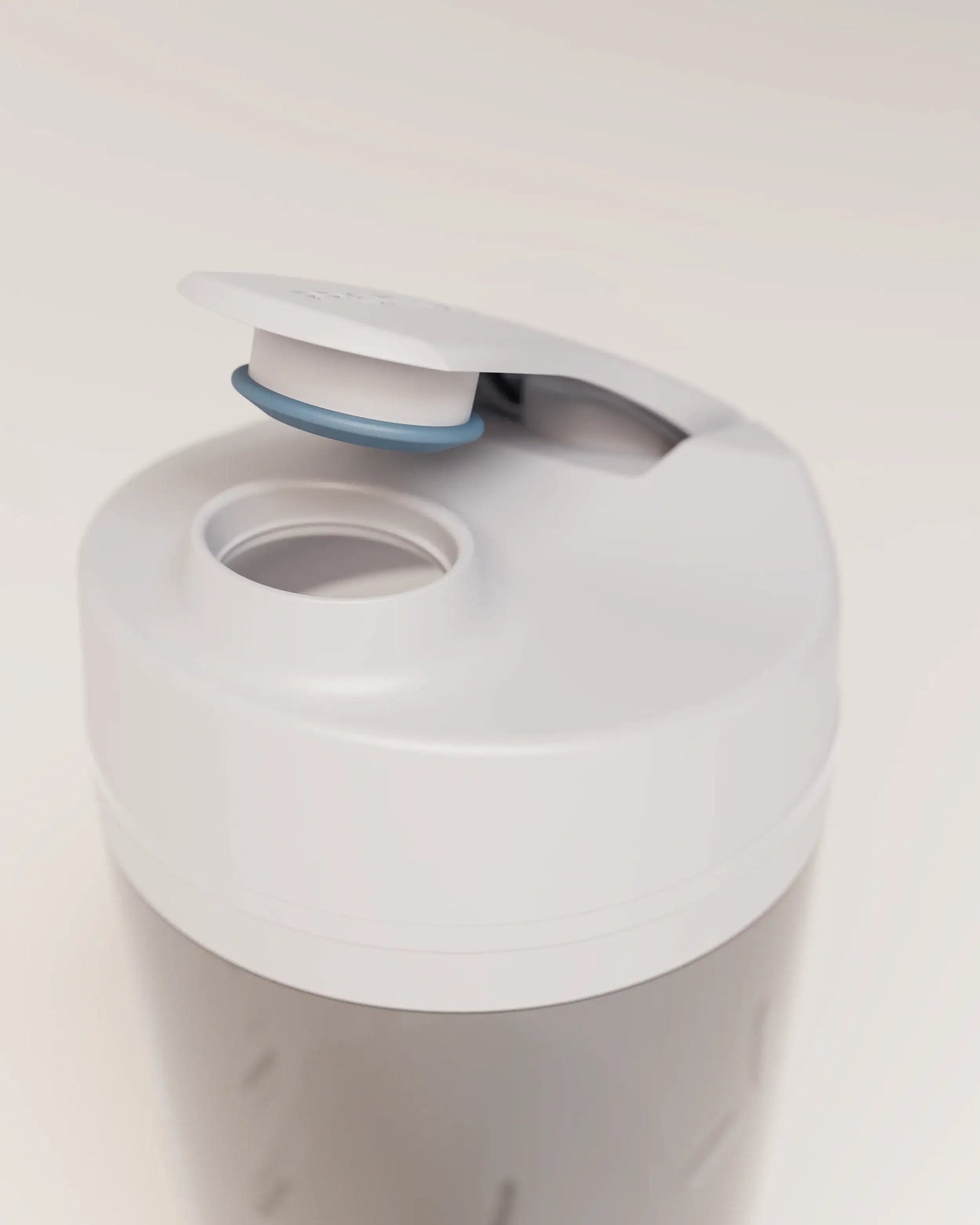 electric-shaker-bottle-g4 VM_LiPo_3.7-700_v1_coolGray_4x5_noNUTRiPOD_2_4_highInsert_EDIT.png