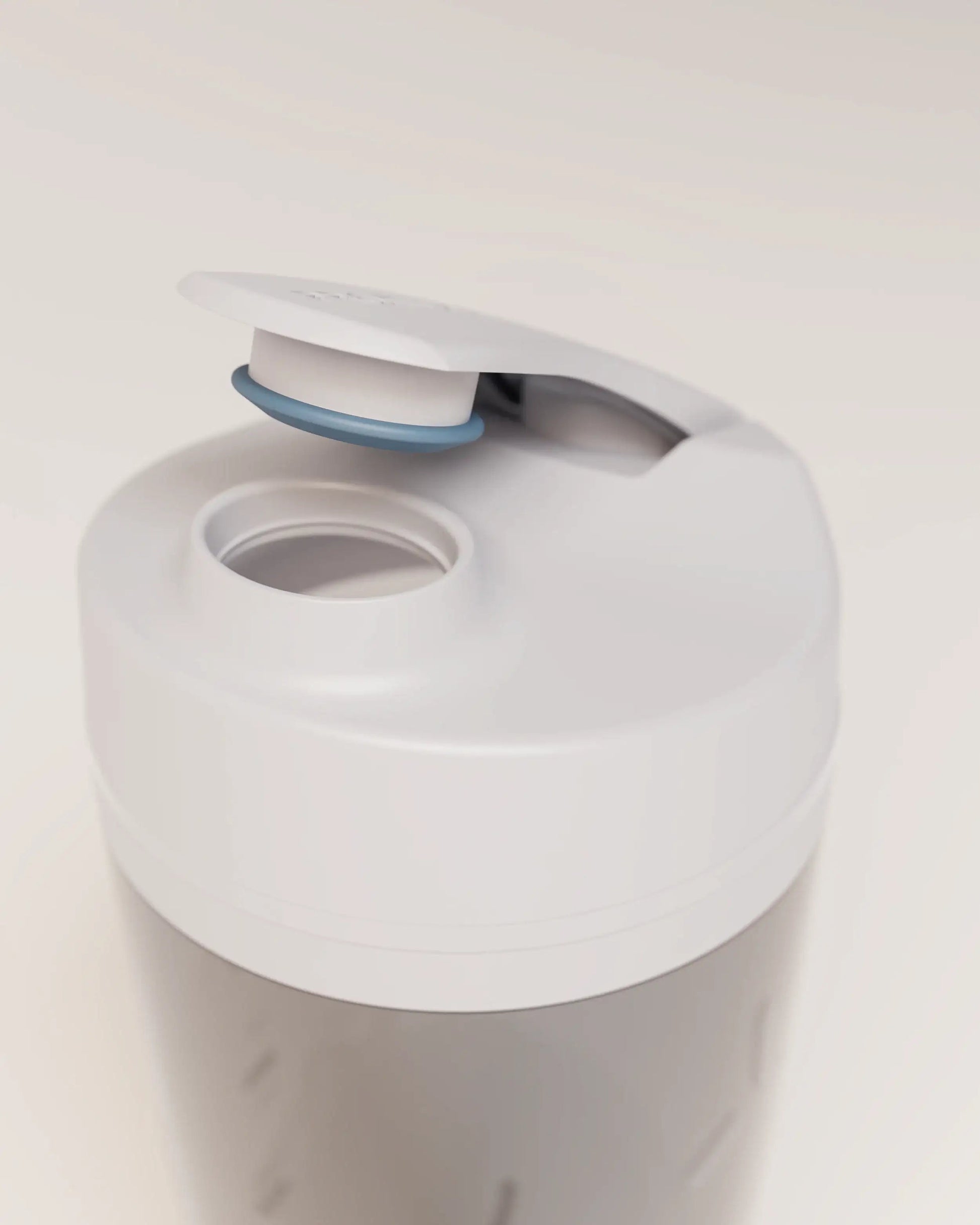 electric-shaker-bottle-g4 VM_LiPo_3.7-700_v1_coolGray_4x5_noNUTRiPOD_2_4_highInsert_EDIT.png